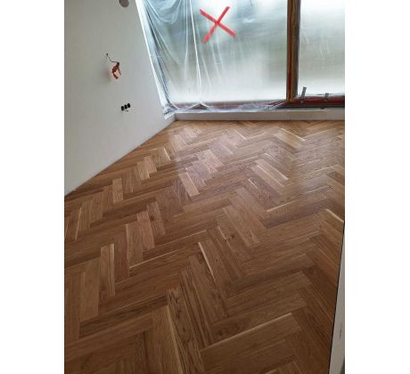 Dubová vrstvená parketa-vzor rybia kosť 11x100x500 standart triedenie, prírodný olej, kartáč, 4V hrana